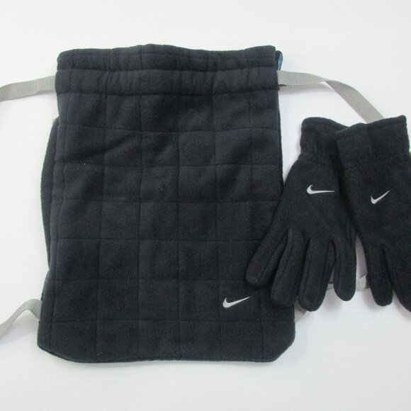 Nike Club Fleece Gloves with Quilted Backpack Shoulder Straps in Black - Picture 2 of 6